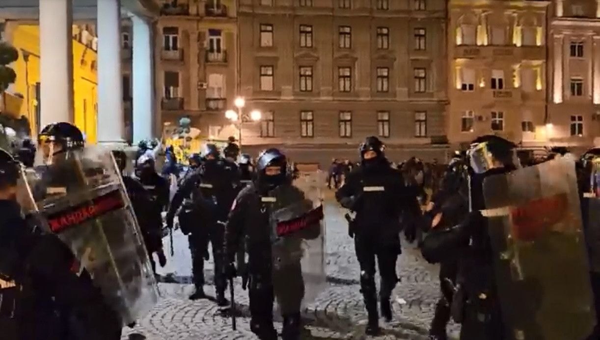 Žandarmerija razbija demonstracije ispred zgrade Skupštine grada Beograda (foto: snimak ekrana portala N1 / video FoNet)