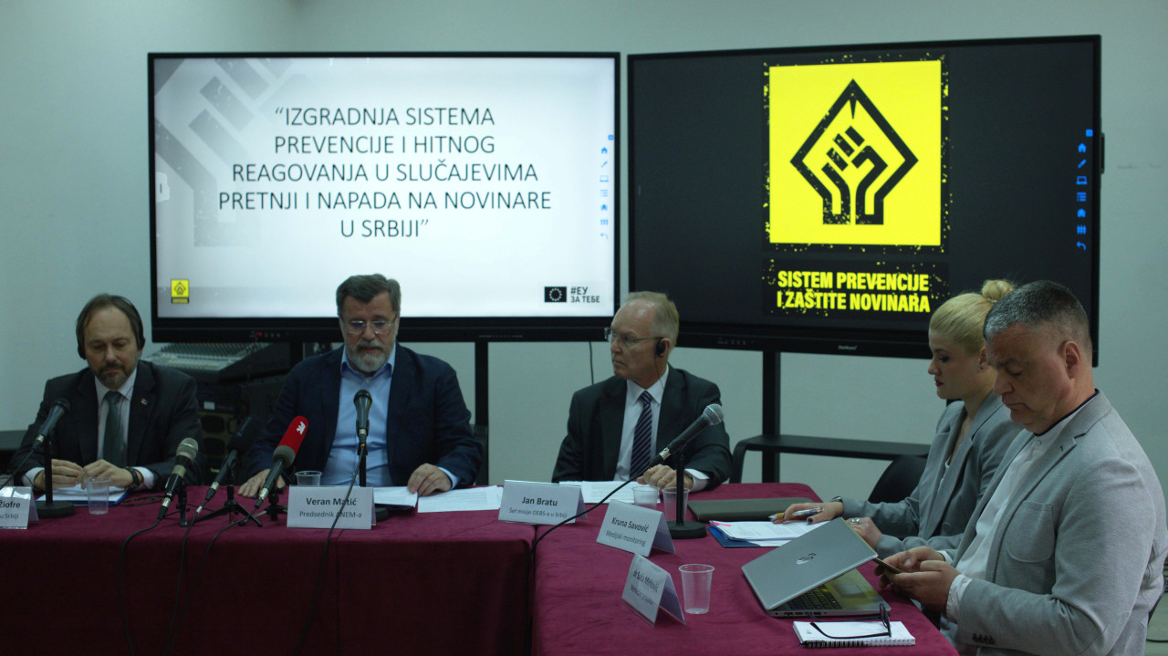 Ambasadori Žiofre i Bratu sa predstavnicima ANEM-a na jučerašnjoj konferenciji (foto: ANEM/Nebojša Glišić)