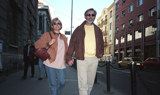 Slavko Ćuruvija i Branka Prpa isped Ateljea 212 za vreme vazdušne uzbune, mart 1999. Ovo su poslednje fotografije Slavka Ćuruvije pred surovu likvidaciju 11. aprila 1999. godine. Foto: Goranka Matić