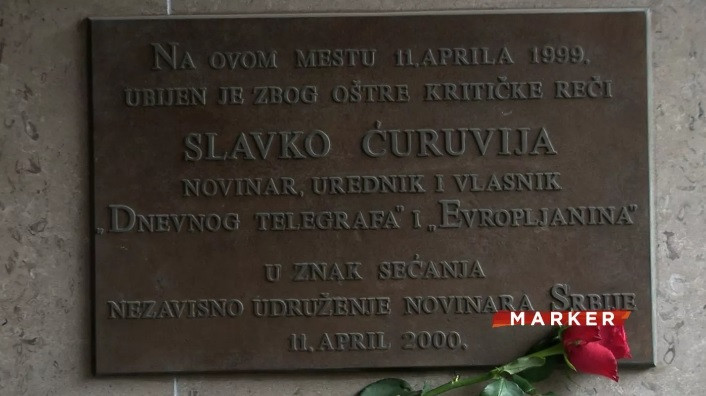 Spomen-obeležje Slavku Ćuruviji u ulazu u kom je ubijen pre 25 godina (foto: Insajder TV)