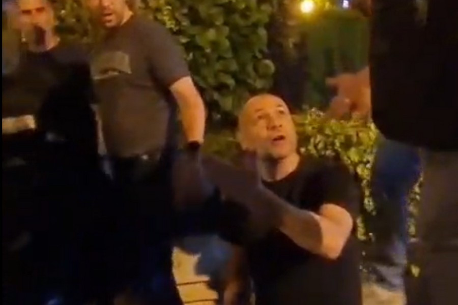 Vuk Cvijić ispred Pravnog fakulteta tokom intervencije Žandarmerije (snimak ekrana, video Igor Avžner)