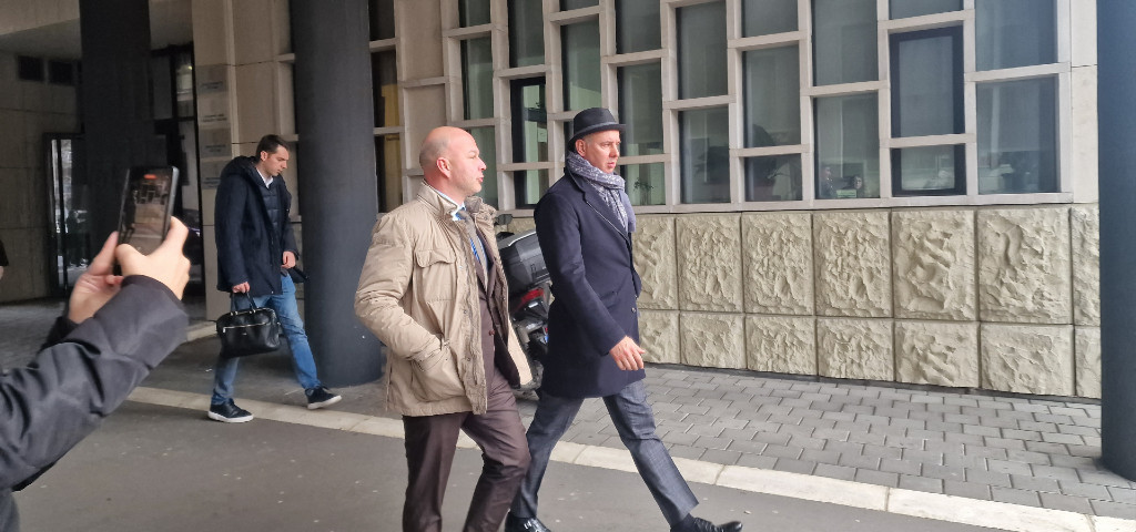 Advokat Igor Isailović i Nikola Petrović danas ispred suda (foto: KRIK)