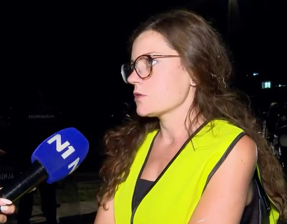 Novinarka Vremena Katarina Stevanović neposredno nakon policijskog šikaniranja (foto: snimak ekrana N1)