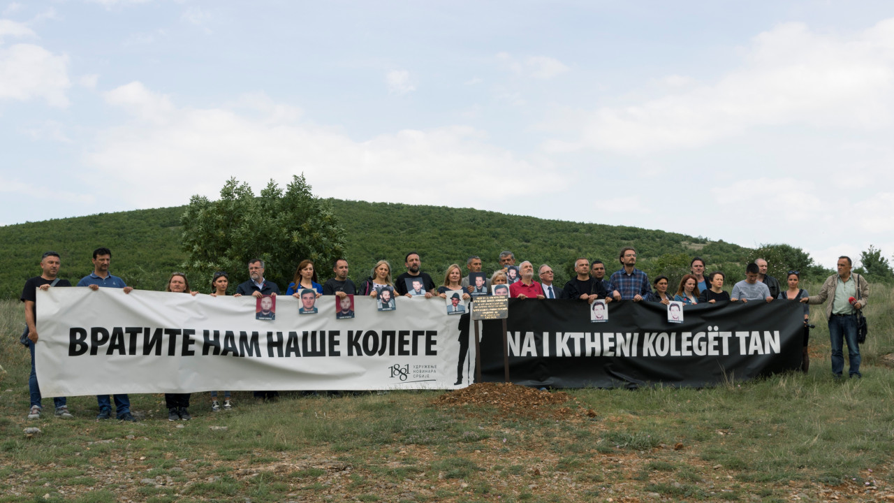 15. Maj. 2018 – Novinari sedmi put postavljaju ploču na mestu gde su poslednji put viđeni Ranko Perenić i Đuro Slavuj (foto: Vladislav Ćup)