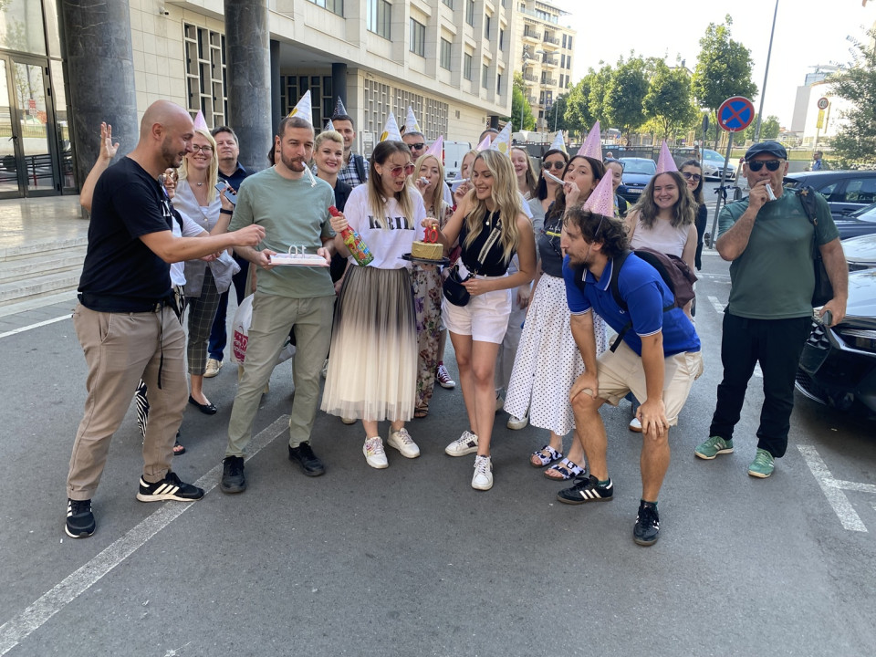 Članovi redakcije KRIK-a i prijatelji na proslavi dekade rada ove redakcije ispred suda (foto: ANEM / Veran Matić)