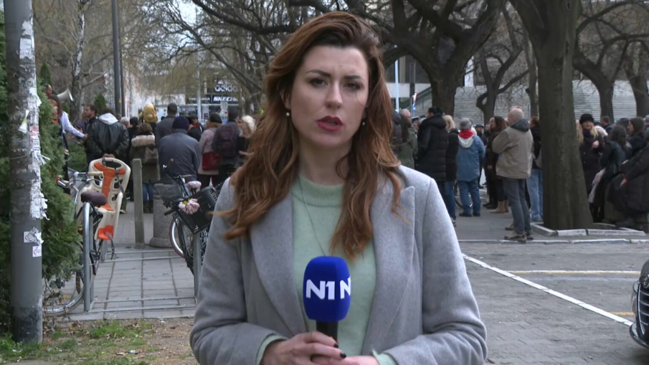 Ksenija Pavkov tokom izveštavanja sa protesta u Novom Sadu (foto: N1 snimak ekrana)