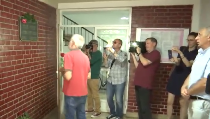 Obeležavanje godišnjice ubistva Milana Pantića na mestu ubistva - u holu zgrade u kojoj je živeo (foto: snimak ekrana YT kanala RTS)