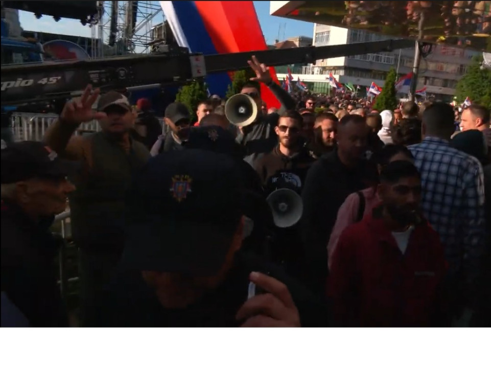 Trenutak udaljavanja dopisničke ekipe TV Nova S sa novinarskog zadatka od strane policije nakon napada pristalica SNS na novinarku i kamermana (foto: TV Nova S)