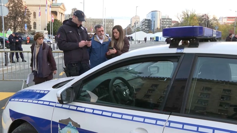 Novinarka N1 Maja Nikolić, operater Sigurne linije Veran Matić i pripadnik MUP nakon razbijanja kamere ekipi N1 ispred Narodne skupštine (foto: snimak ekrana N1)