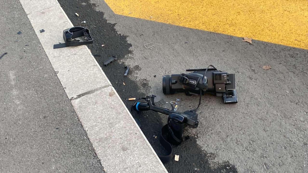 Razbijena kamera novinarske ekipe N1 u blizini Skupštine Srbije (foto: N1)