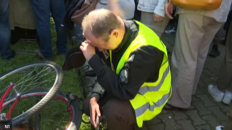 Posledice napada policije ispred novosadskog Fakulteta sporta i fizičkog vaspitanja (foto: snimak ekrana N1)