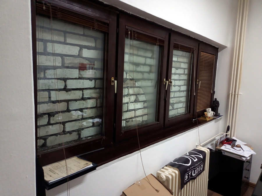 Zazidani i razbijeni prozori na kancelariji OK radija (foto: okradio.rs)