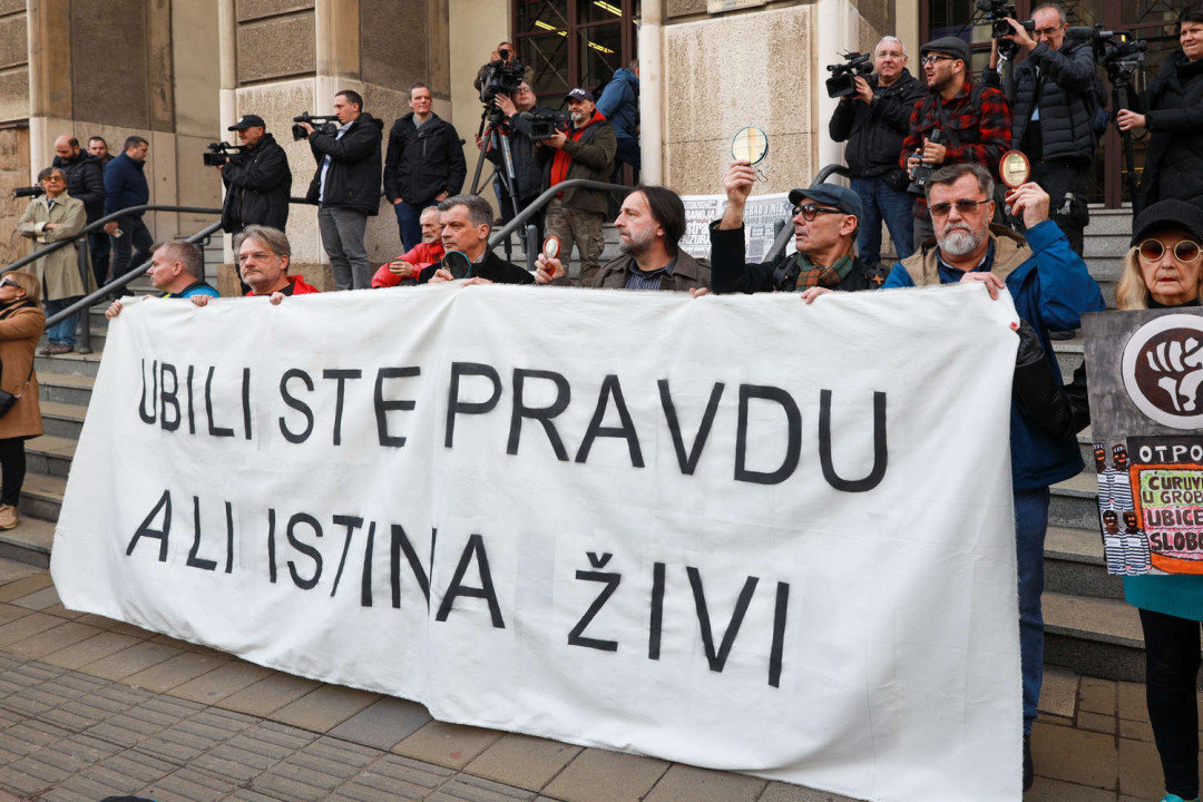 Protestni skup ispred Apelacionog suda (foto: Marko Risović / Cenzolovka)