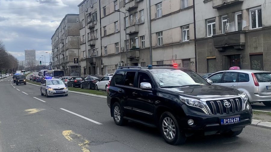 Kolona vozila u kojima, posle suđenja, odvoze Legiju i braću Simović nazad u zatvor (foto: Perica Gunjić / Slavko Ćuruvija fondacija)