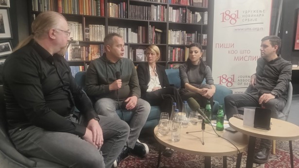 Tribina "Mi, dopisnici" u Novom Sadu (s leva na desno: Aleksandar Savanović, Milan Srdić, Nataša Kovačev, Sanja Kosović i Predrag Rava (foto: UNS / Dragana Bjelica)