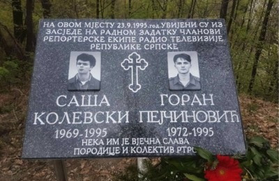 Spomen ploča Saši Kolevskom i Goranu Pejčinoviću na mestu stradanja (foto: RTRS)