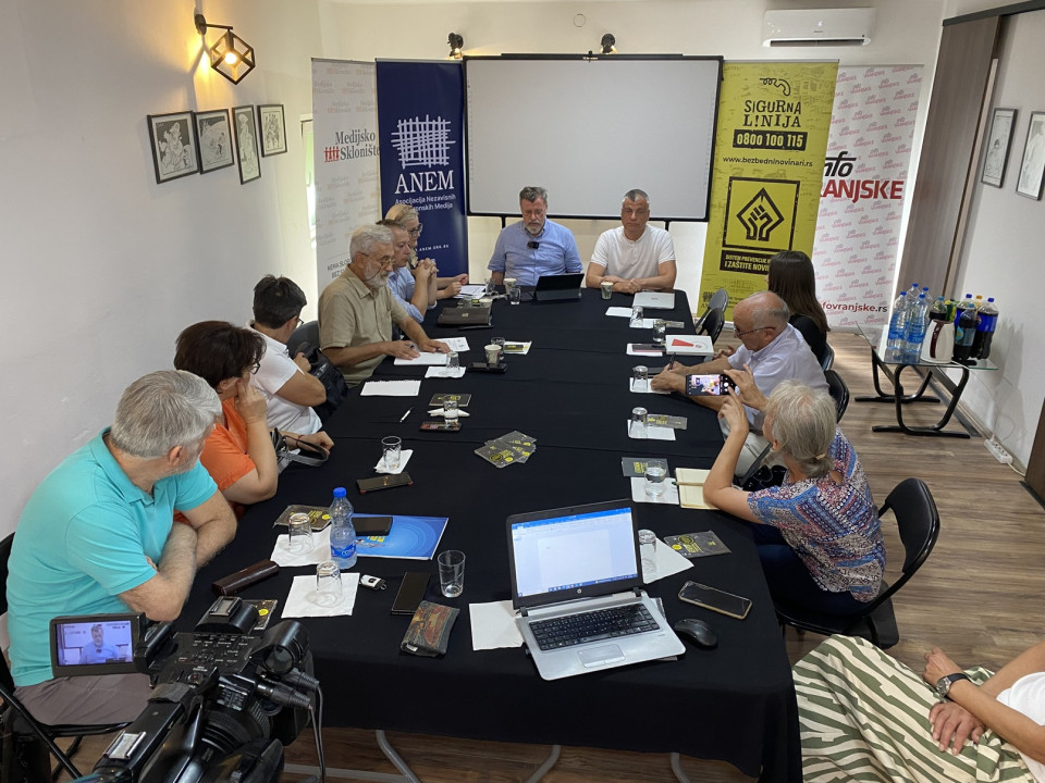 Predstavnici ANEM-a u razgovoru sa vranjskim novinarkama i novinarima (foto: ANEM / Bojan Cvejić)