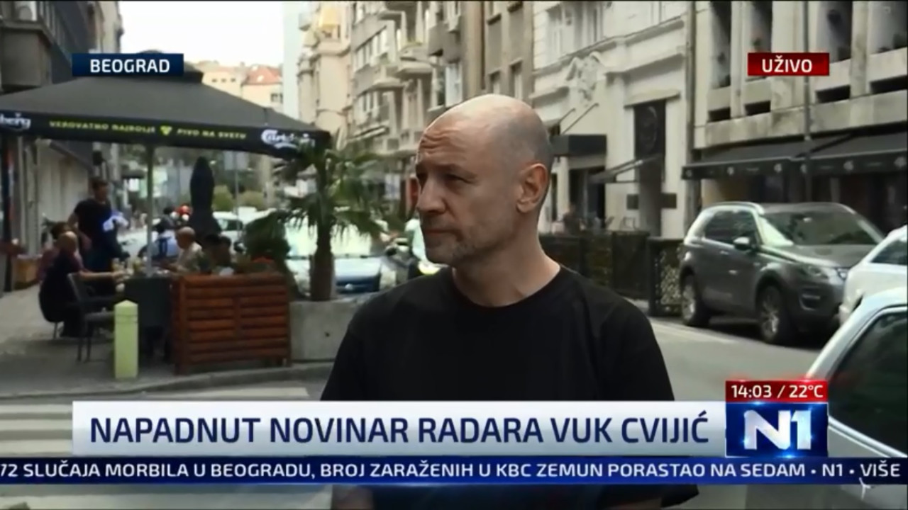 Vuk Cvijić ispred mesta na kom je napadnut (foto: snimak ekrana YT kanala TV N1)