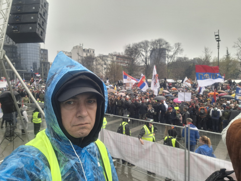 Žarko Bogosavljević na zadatku ispred Skupštine Srbije prošlog proleća (foto: privatna arhiva)